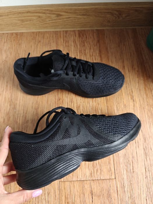 Sneakersy Nike Revolution 39 do biegania buty sportowe wiązane lekkie