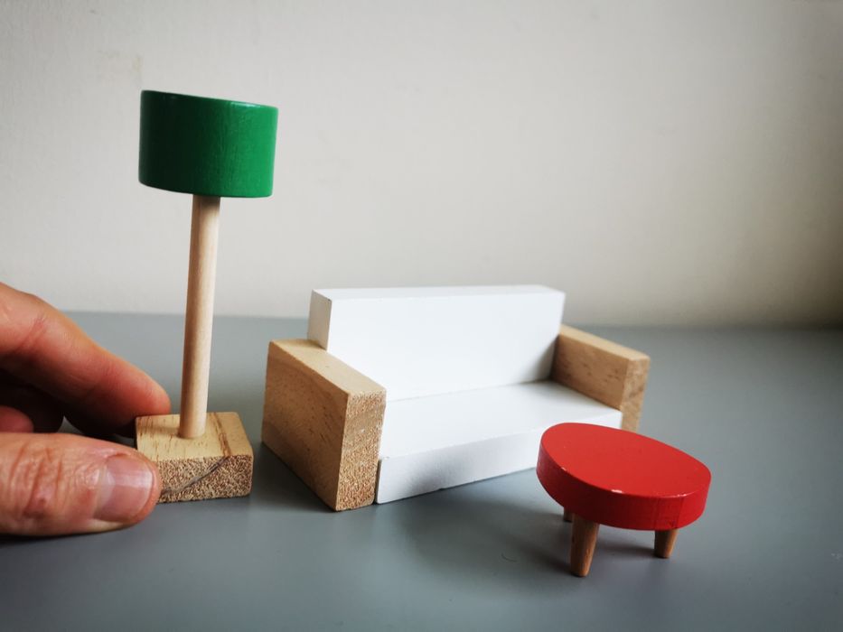 Brinquedos miniatura em madeira para casa de bonecas