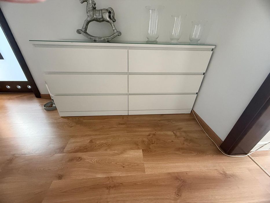 Biala komoda ze szkłem