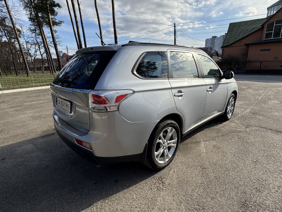 Офіційний Mitsubishi Outlander 2.4 газ/бензин Автомат , повний привід
