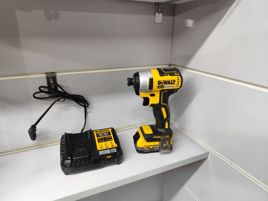 DeWal DCF 787 вживаний безщітковий акумуляторний імпакт Деволт оригіна