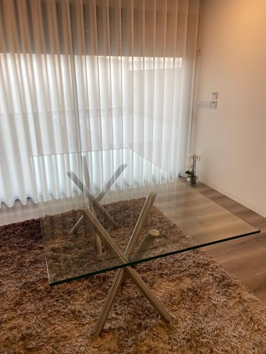 Mesa em vidro com cadeiras em pele