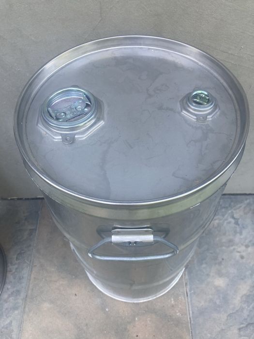 Beczka nierdzewna z dwoma korkami