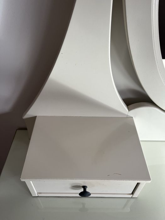 Toaletka IKEA z dużym lustrem – biała