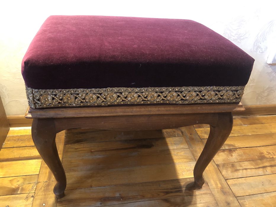 Табурет деревянный.