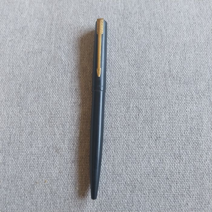 Caneta Parker Frontier Matte Black GT (Preto Fosco e Dourado) – Com Tinta