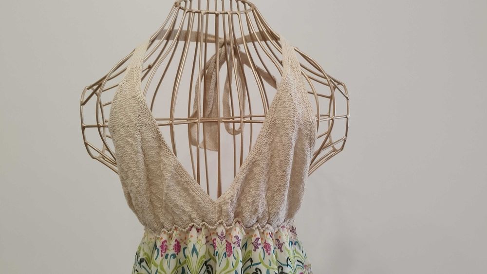 Top com decote em crochet