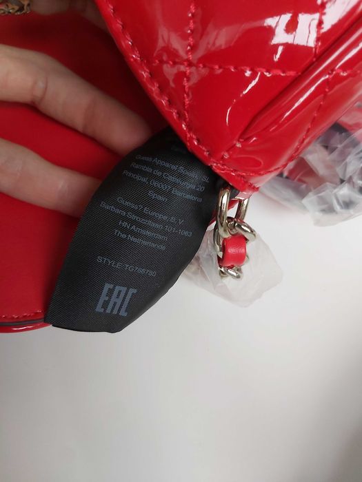 Czerwona torebka lakier GUESS nerka pasek monogram saszetkaT476