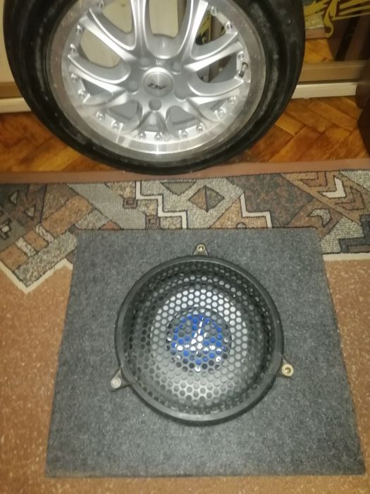 Сабвуфер в автомобіль