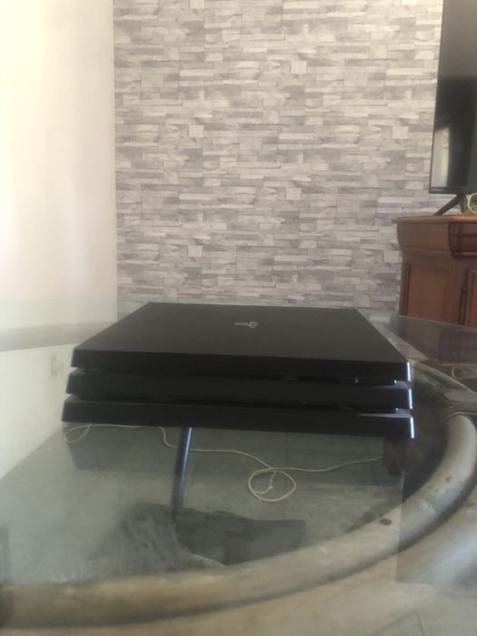 Ps4 pro 1tb com mais um comando