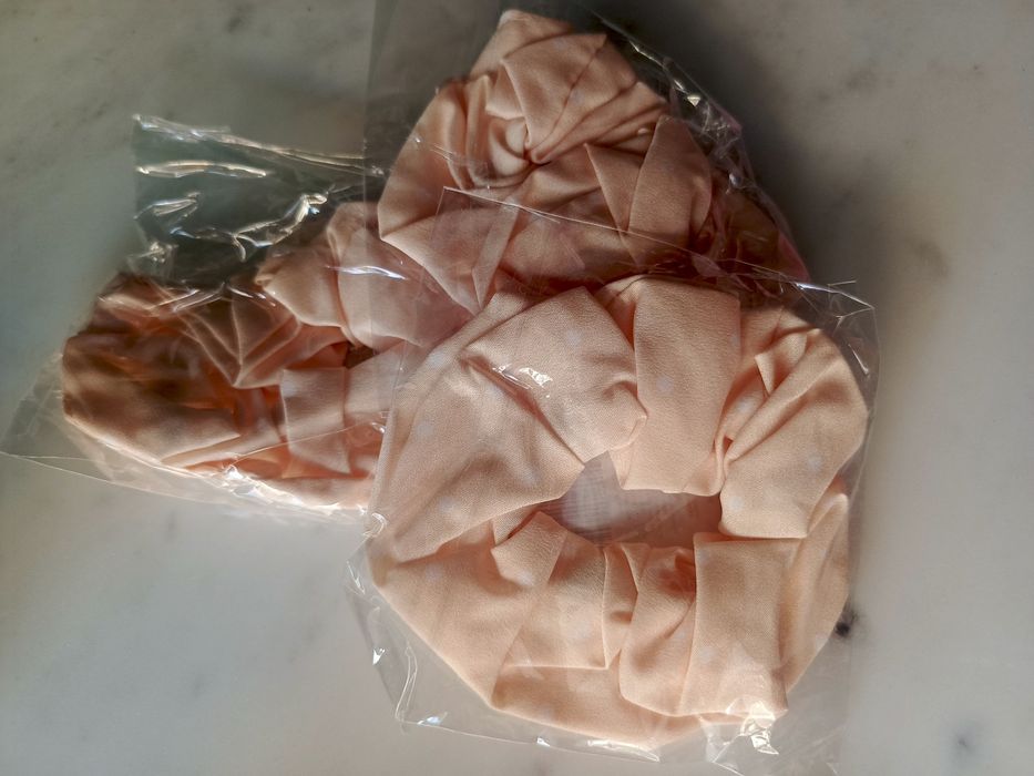 Scrunchies pastelowa kropeczki gumka do włosów z materiału miękka