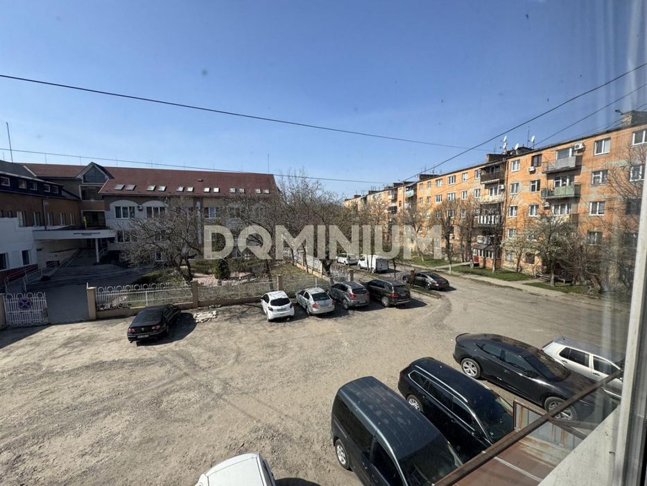 Магазин + офіси + склад, 520 м², прохідне місце,м.Виноградів