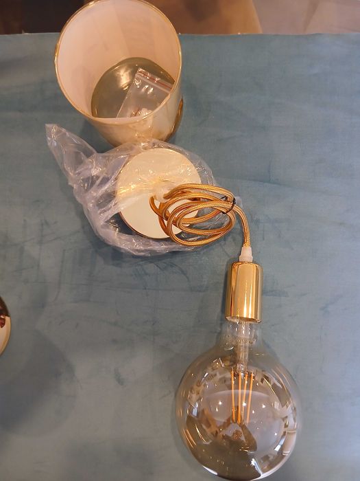 Suspensão dourada com lâmpada vintage