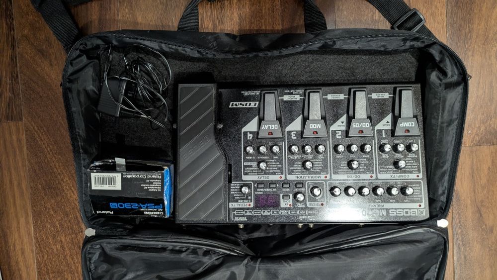 Unidade multiefeitos BOSS ME-70 + Rockbag by Warwick