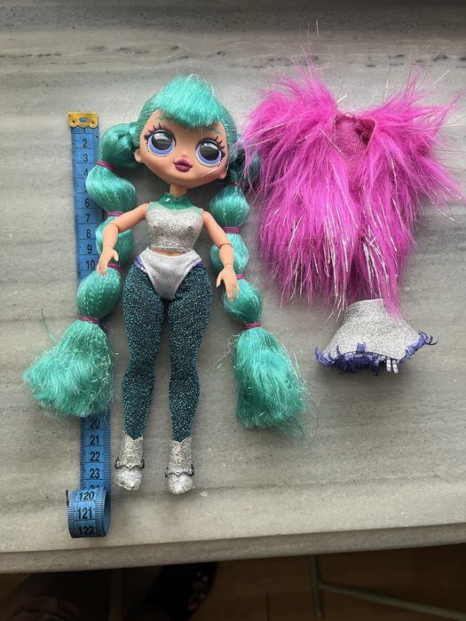 Лялька Bratz в дуже яскравому одязі