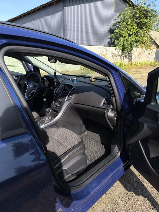 машина opel astra j 2014