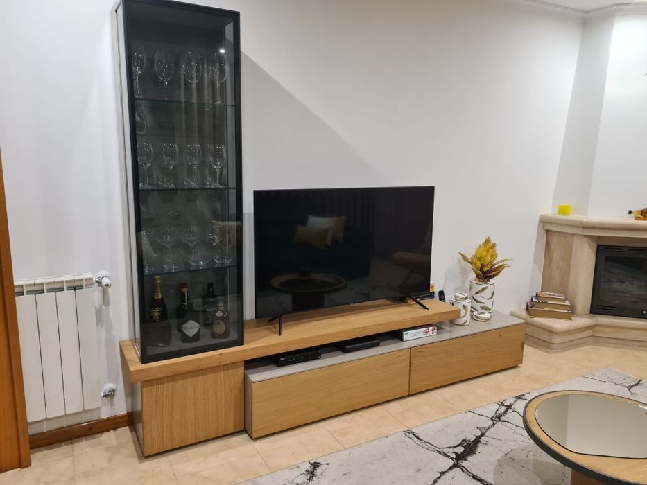 Estante de sala com vitrine e mesa de centro
P