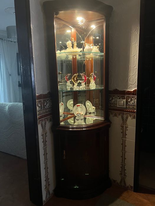 Cristaleira/Vitrine de Canto em Madeira com Espelho e Iluminação