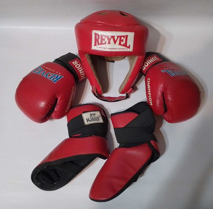Комплект для кікбоксінгу, карате, бокса. шлем, перчатки, фути. reyvel junior.