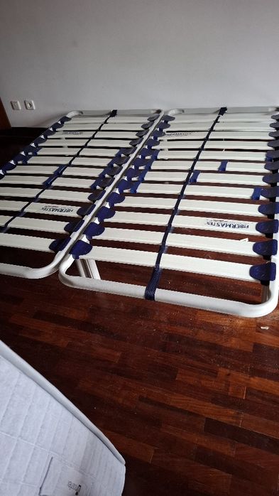 Estrado e colchão molaflex. Tem 1,60 por 1,90.Por mudança de casa.Urgente
