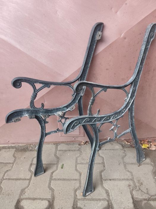Żeliwne nogi do ławki.