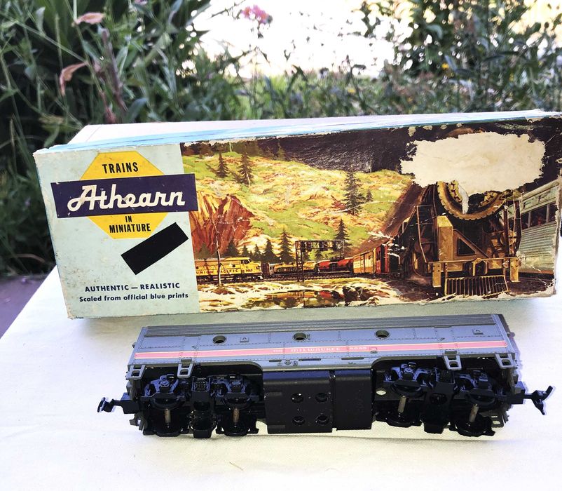 ATHEARN 3217 e 3018, locomotiva F7 e reboque (DC)