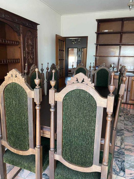Mesa com cadeiras de sala e móvel de madeira