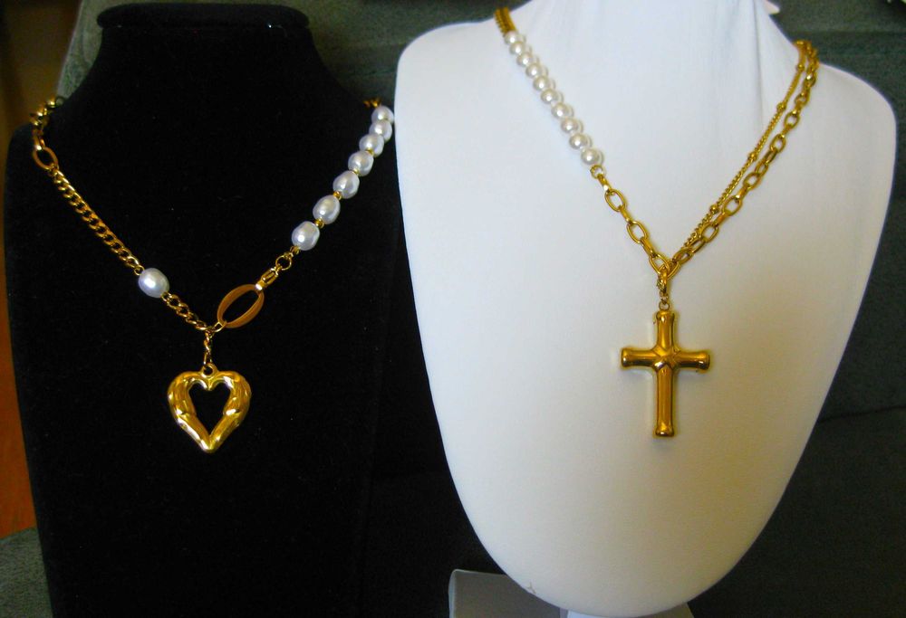 Colar Aço Dourado Duplo c/ Cruz e Perolas NOVO