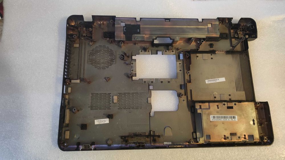 Bottom Case / Top Case - Toshiba Satellite pro c660
