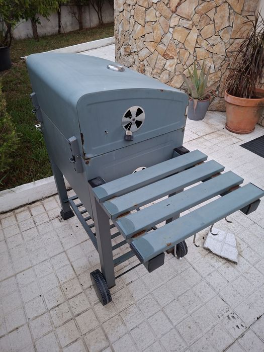 Grelhador a carvão com capa