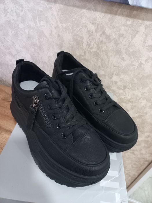 Продам женские  кожанные кросовки