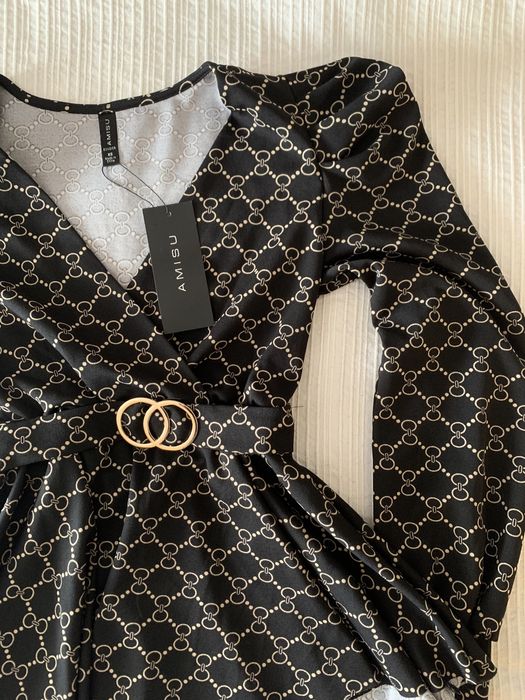 Camisa preta e dourada da New Yorker