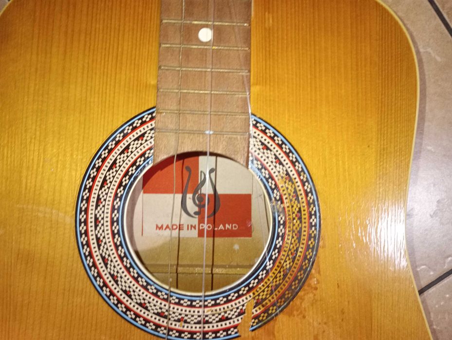 Gitara akustyczna z futerałem