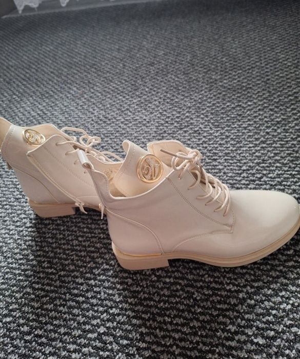 Нові черевики весна