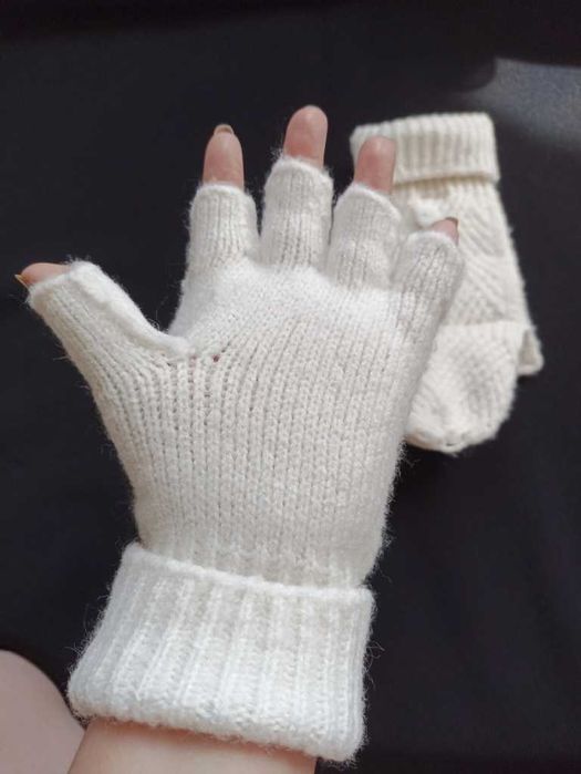 Peacocks Теплые женские перчатки митенки молочные