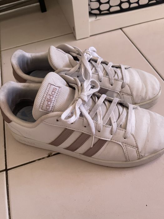 Tenis adidas brancos