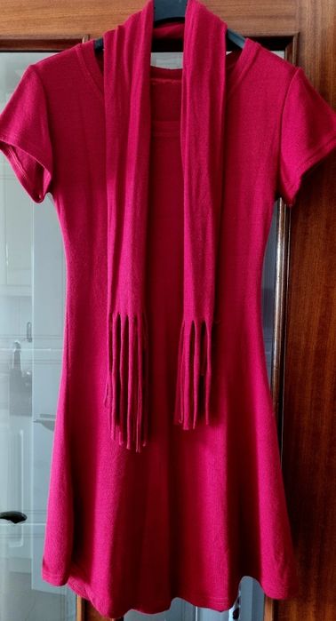 Vestido vermelho em malha, com cachecol. S/M