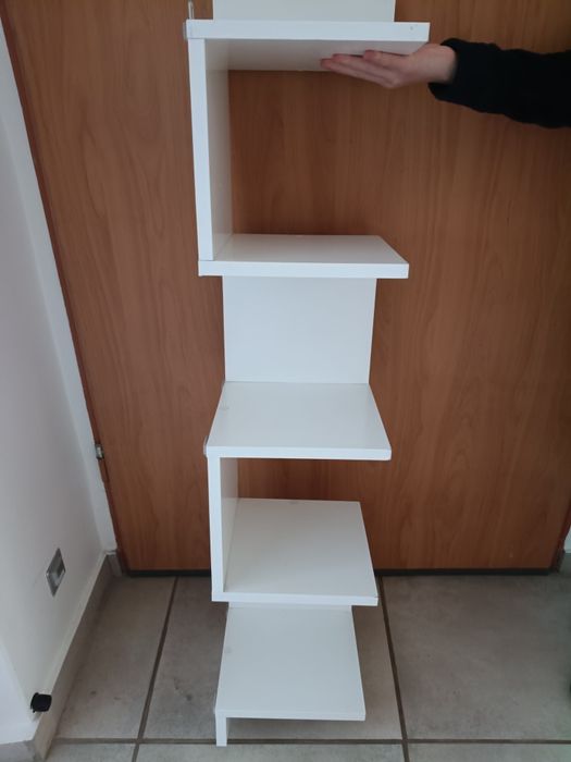 Biała ścienna półka na książki itp