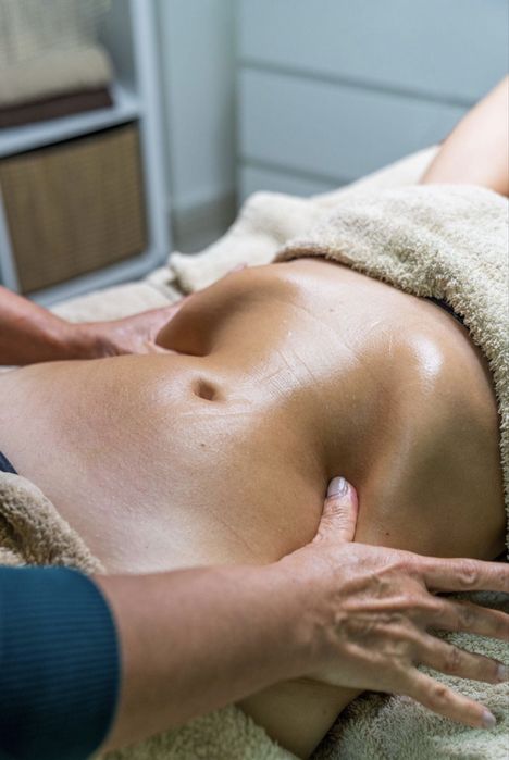 Sessões de drenagem linfática e massagem modeladora.