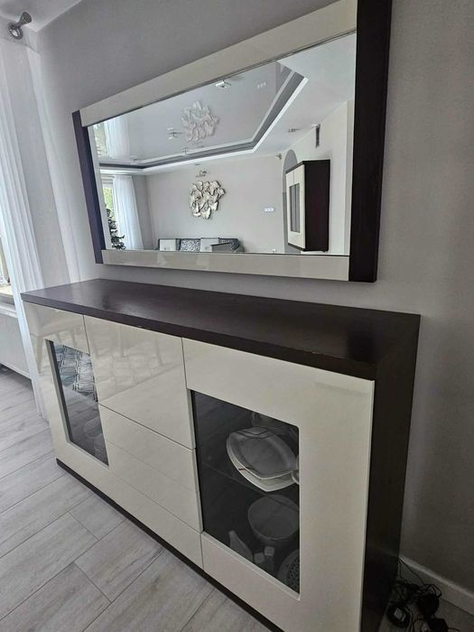 Komplet solidnych mebli do salonu