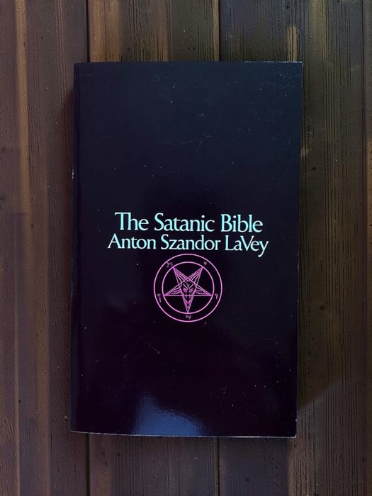 Książka The Satanic Bible Biblia Szatana Anton Szandor LaVey