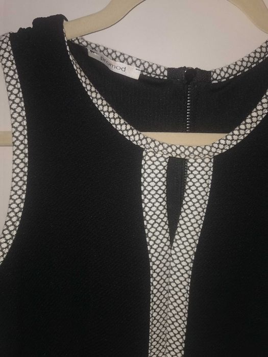 Sukienka czarna koktajlowa promod