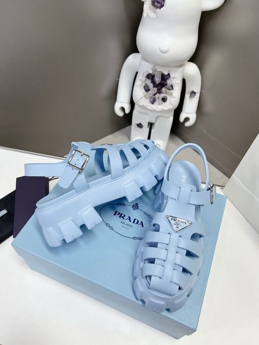 Босоніжки сандалі на платформі блакитні брендові Prada
