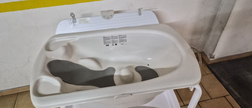 Vendo banheira com muda-fraldas Jané para bebé.