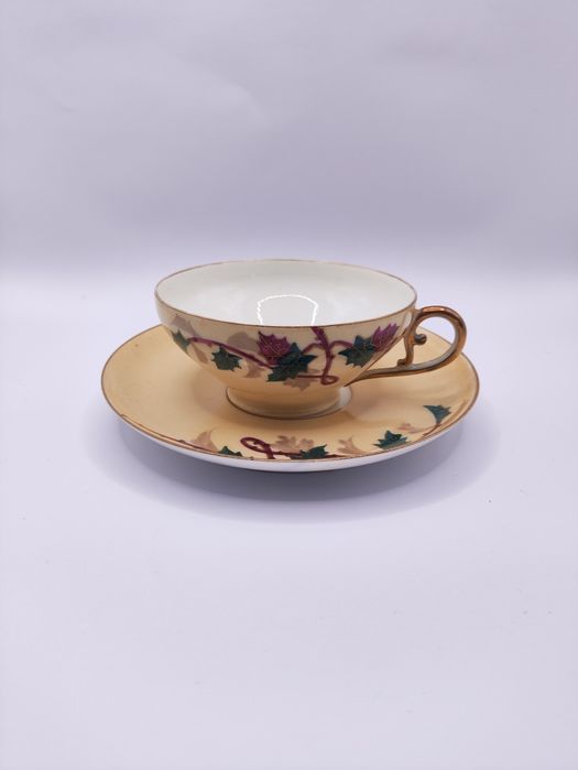 Chávena antiga em fina porcelana