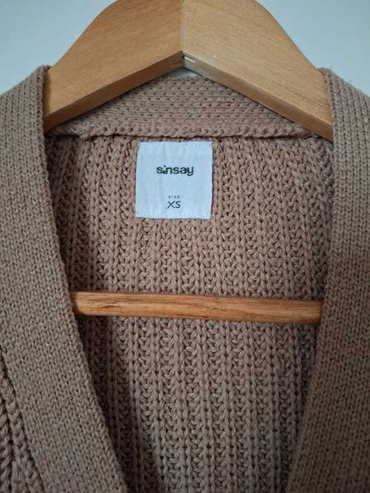 Sweterek beżowy na guziki