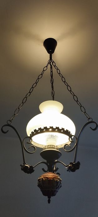 Stylowa lampa wisząca vintage w klimacie secesyjnym/retro