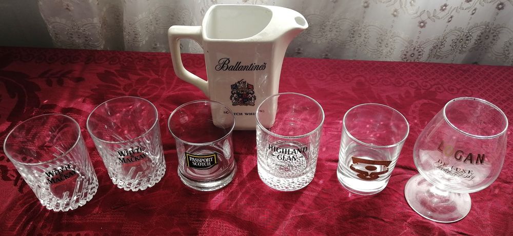 conjunto de jarro e copos de espirituosa
