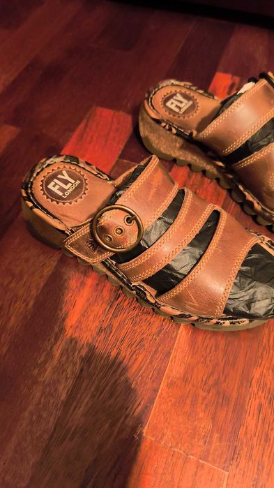 Chinelas FLy em couro castanho