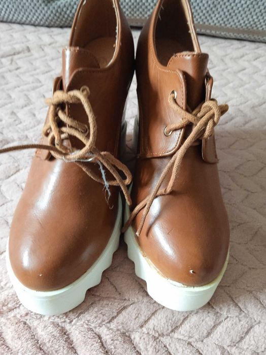 Buty na koturnie.